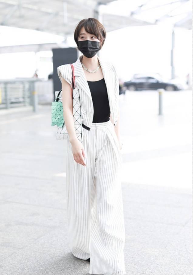 原创蓝盈莹母女都是洋气人,同戴卡通发箍似姐妹,妈妈一双细腿好抢镜