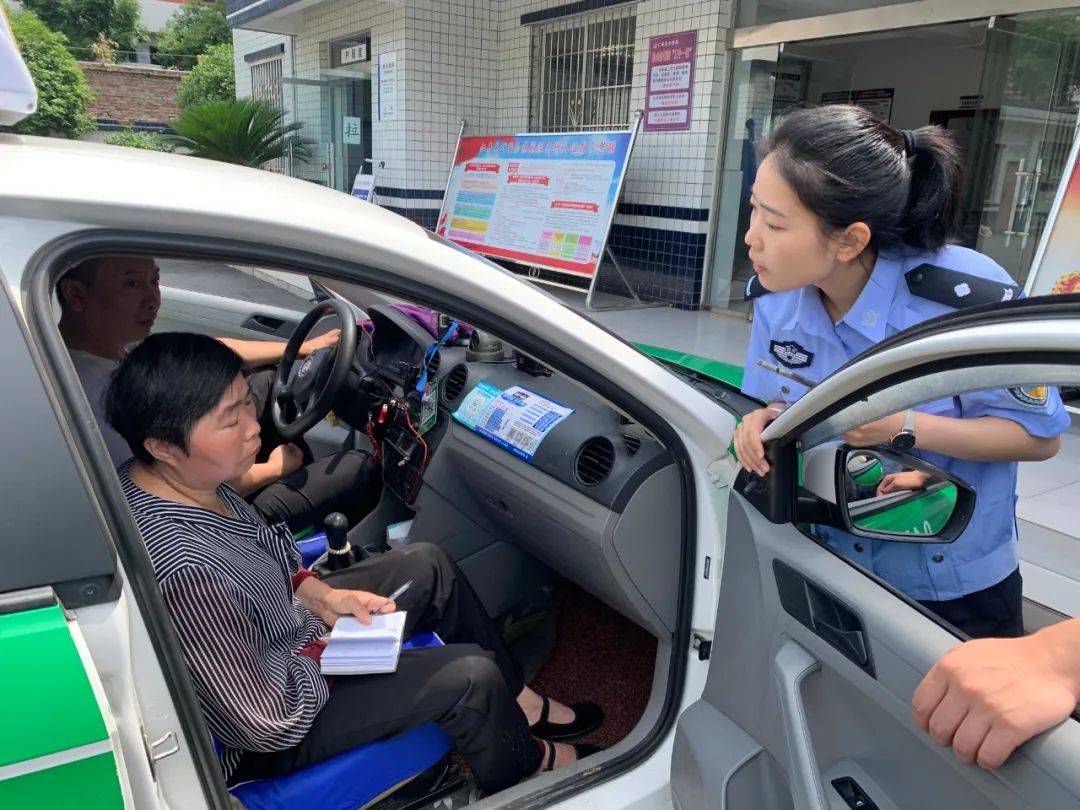 好心的哥派出所求助仁寿民警助力女子平安回家