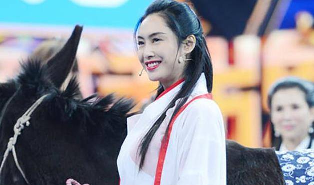 原创49岁朱茵近照曝光,眼眶深陷白发横生,还撞脸朱孝天?