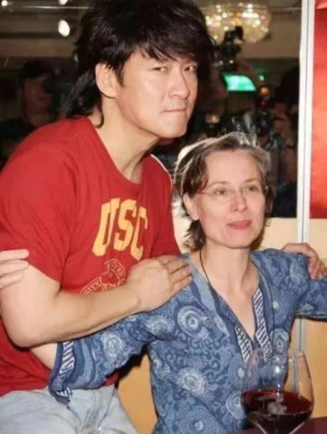 周华健为31岁混血儿子庆生,父子同框被指像同龄人,抬头纹超抢眼