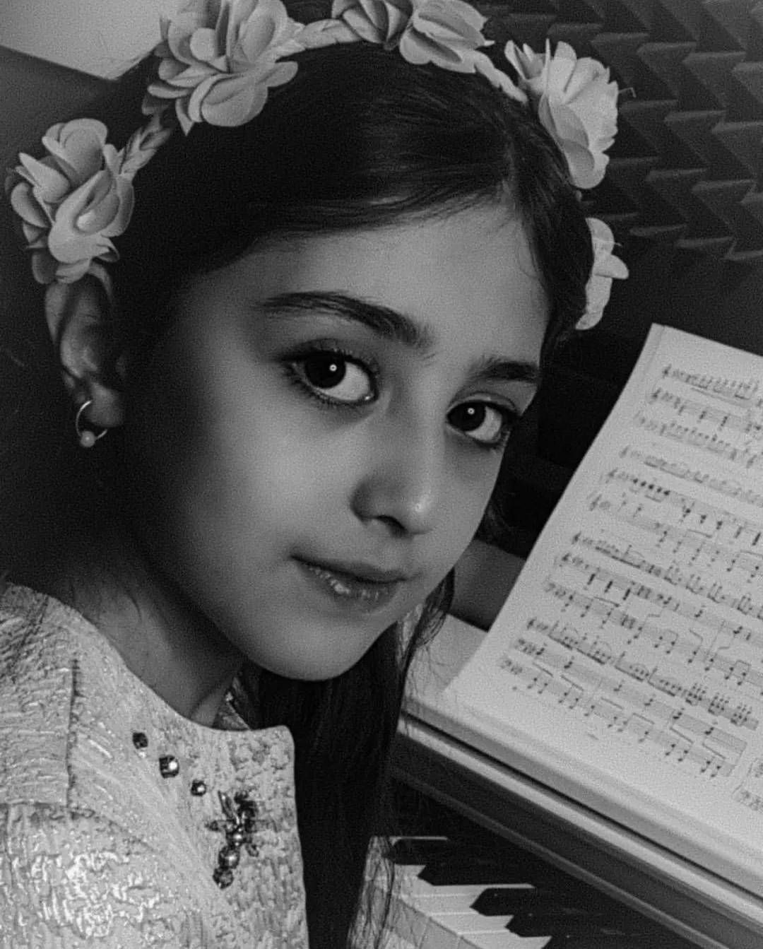 伊朗10岁全球最美女孩因长相太出众父亲竟被迫辞职做贴身保镖