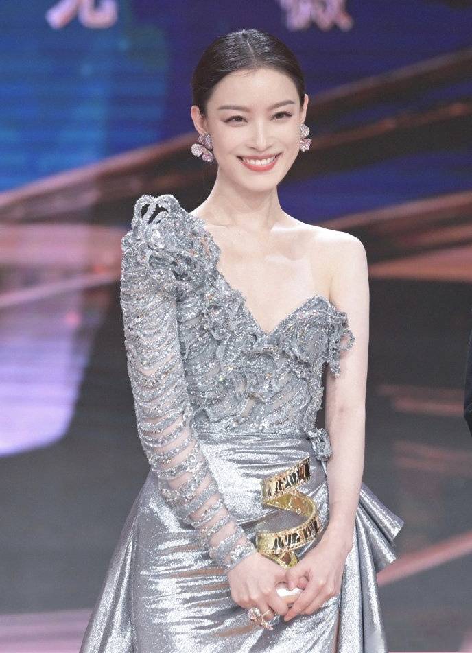 凭借《我的父亲母亲》一炮而红,现如今已经是集金鸡奖,金马奖,金像