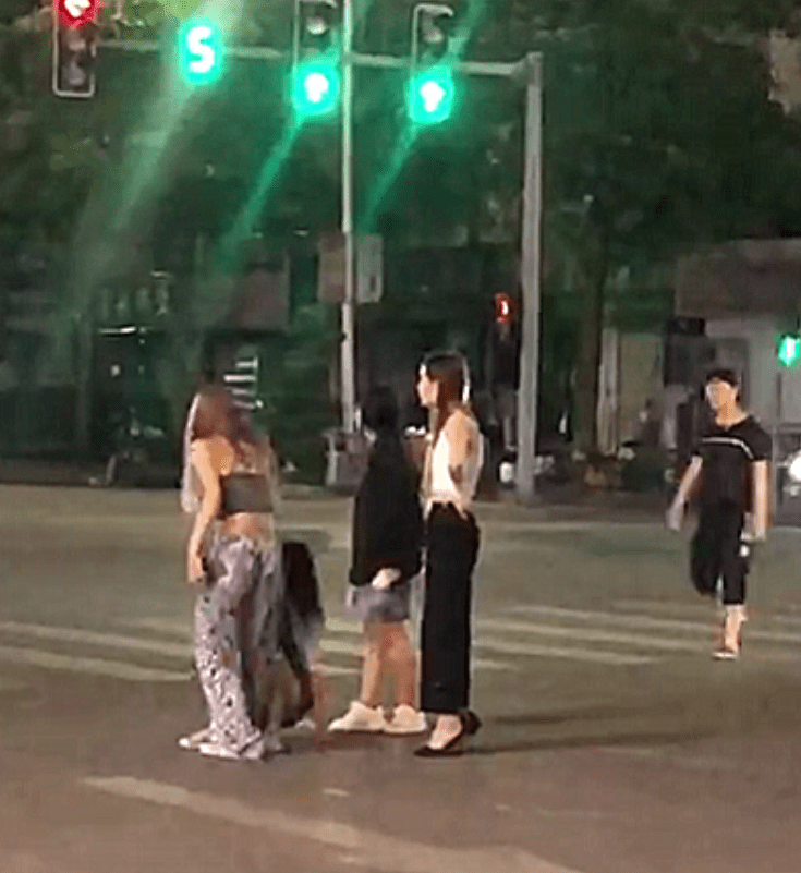 广西妙龄女子深夜买醉街头被人一把将其拽走太丢人