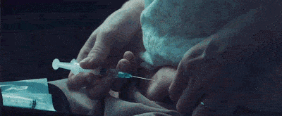 浅色衬衫,过膝深色连衣裙,低跟鞋,头发总是在背后扎上半层,是个做工