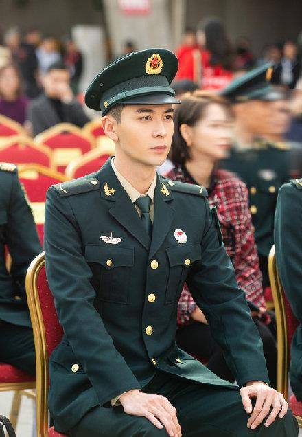 原创张馨予军装比帅李易峰,短发亮相比真人秀还美,军嫂气质不一般