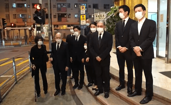 原创霍启刚祖母下葬霍震寰儿子抱灵位霍中曦为郭晶晶分忧牵妹妹手