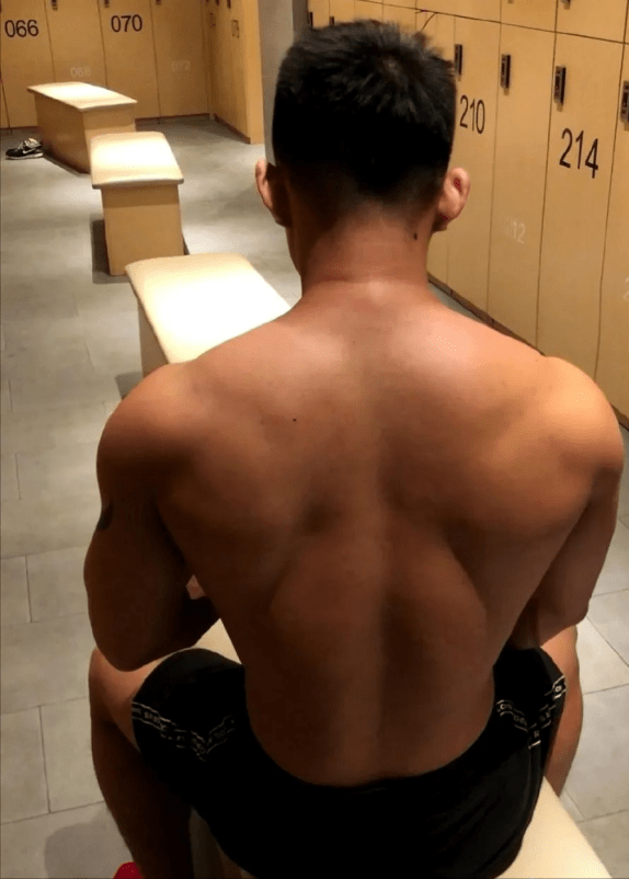 93年肌肉男,参加漫展意外走红,大胸肌显眼,网友:200%的神还原
