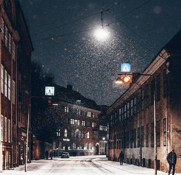 哥本哈根的雪夜, 吹落身上雪, 一身都是月_城市