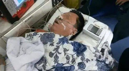 赖宝突发心梗去世_腾讯 老伴突发心梗离世 大爷街头紧抱遗体2小时_突发心梗