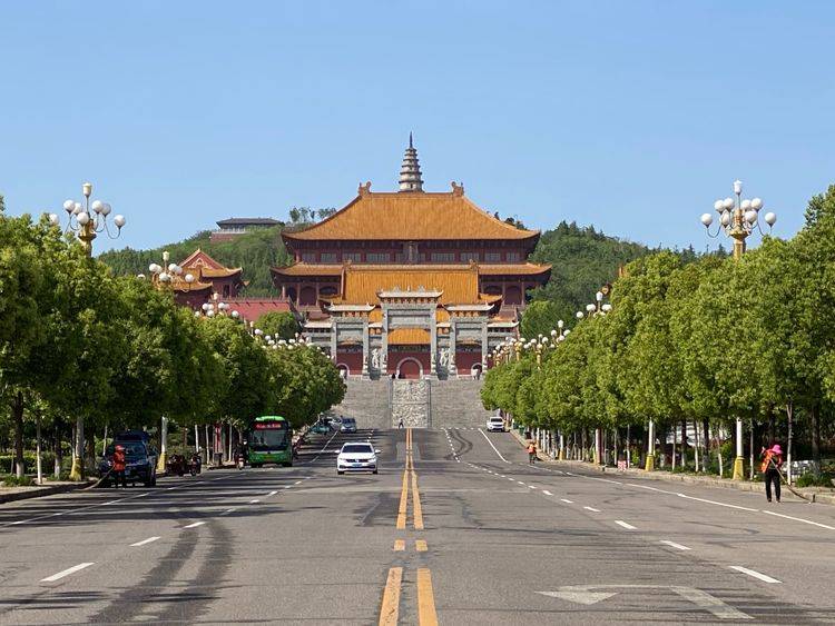 香山寺,位于平顶山市宝丰县境内的大香山峰顶,全称为"大香山普门禅寺"