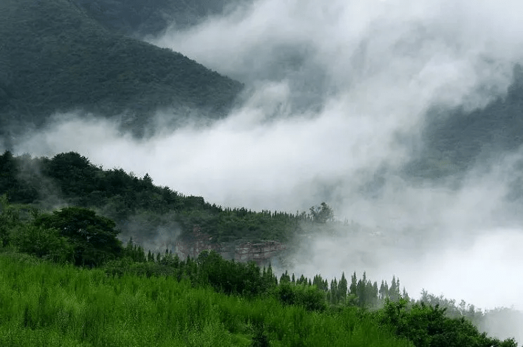 雾锁山头山锁雾太行大峡谷峡谷漂流穿越仙境