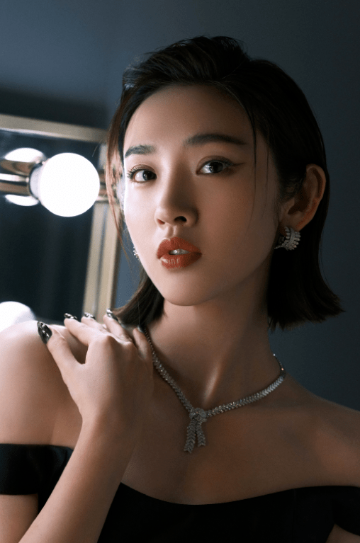 原创唐艺昕晒最新写真穿一字肩秀锁骨天鹅颈产后一年恢复少女身材