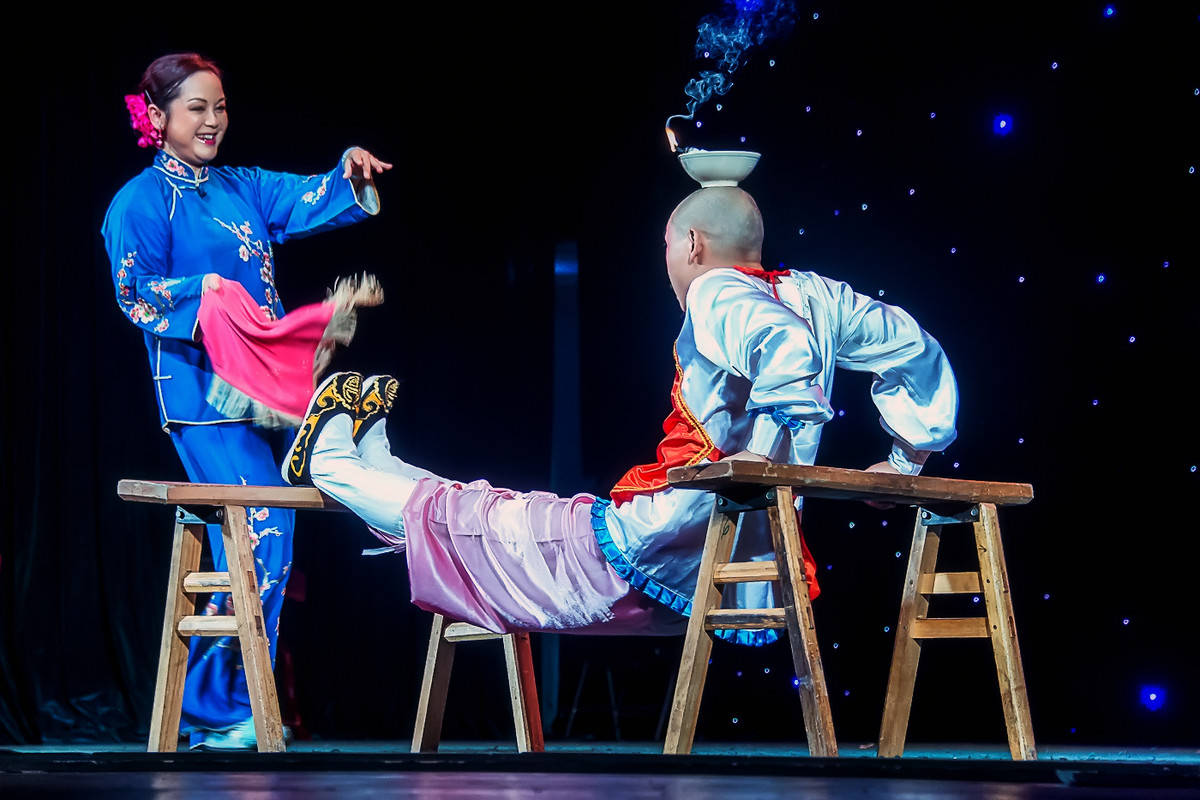 滚灯,是川剧中久负盛名的独门绝技,川剧小丑剧的经典之作.