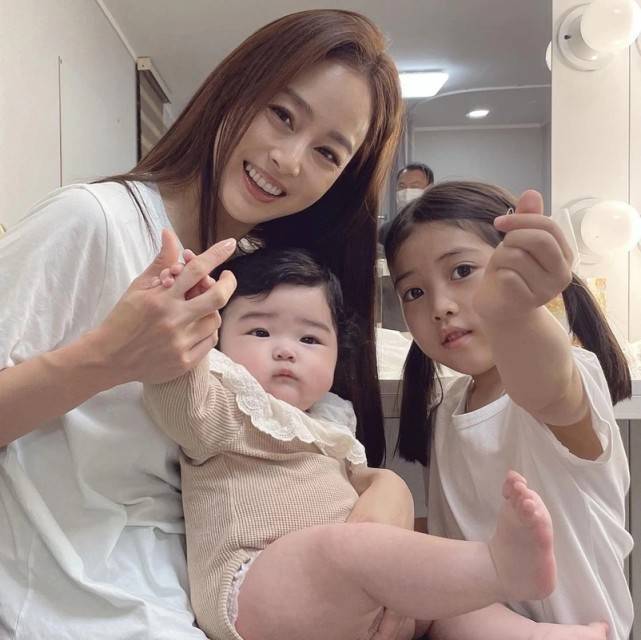 rain好好宠老婆吧41岁金泰希生图曝光憔悴苍老眼袋皱纹太明显
