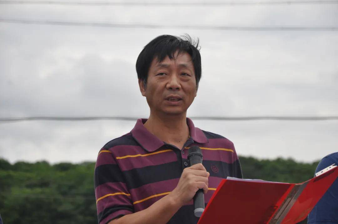 国家杂交水稻研究中心副主任袁定阳在仪式上讲话