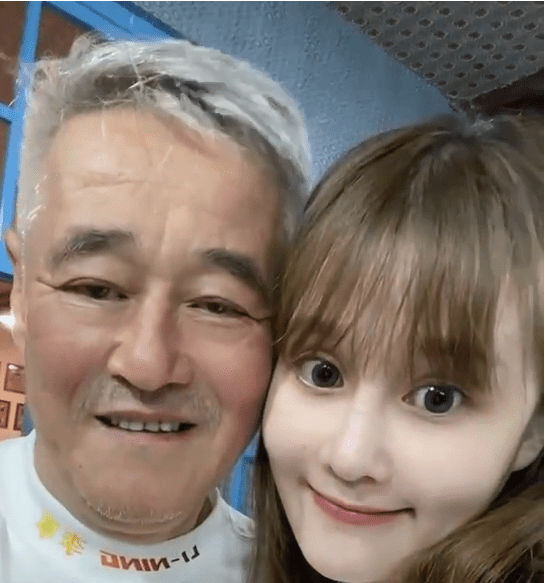 赵本山女儿"球球"曾花百万整容,如今素颜直播带货,网友:为了赚钱是真