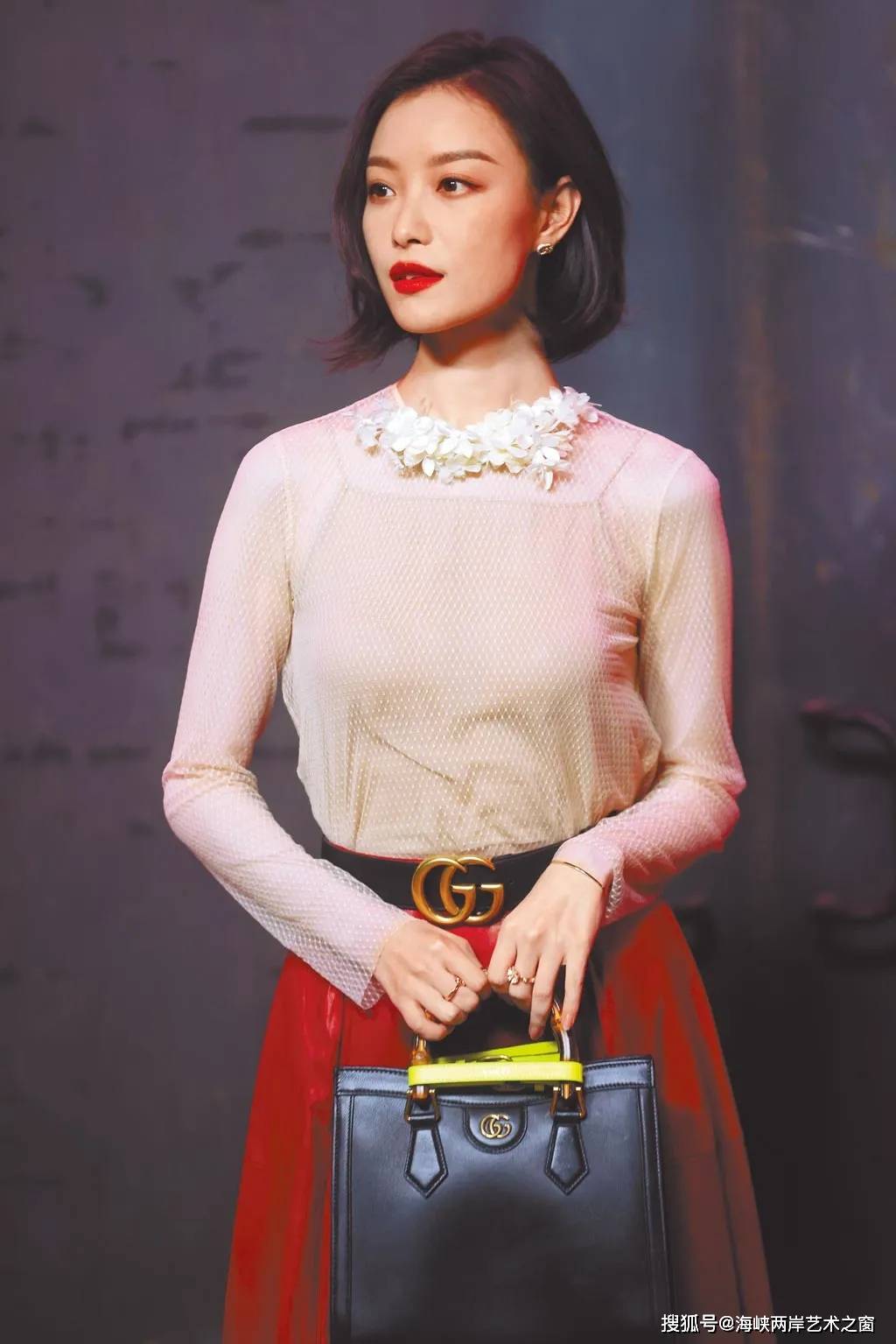 (cfp)gucci代言人的演员倪妮以无边序曲系列的裸色镂空纱衣搭配大红