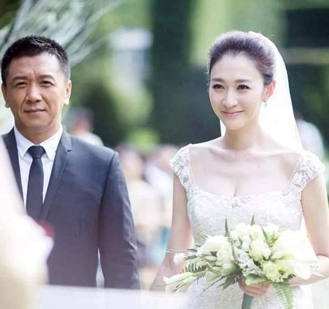 李小冉44岁仍身材傲人,华鼎奖一波大秀,婚姻感情路坎坷