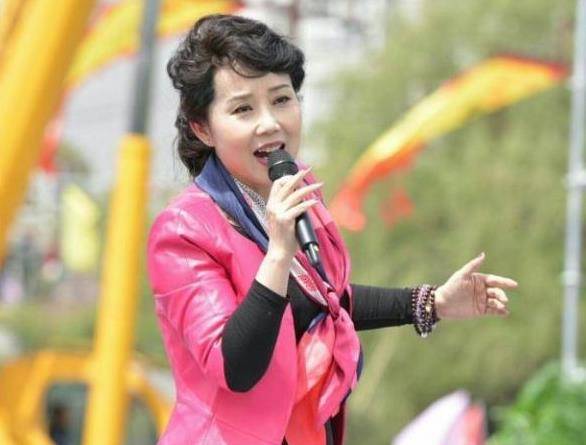 他与妻子一起28年无绯闻,妻子很红,自己却无人知!_胡月