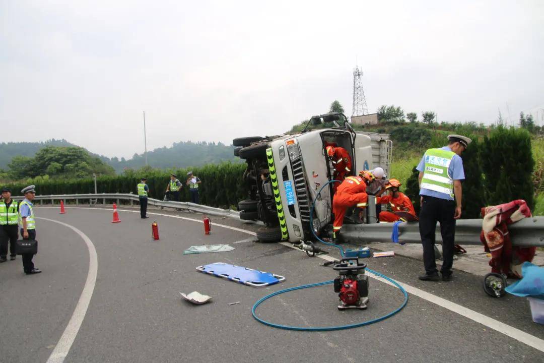 遵义一货车高速路上侧翻消防紧急救援