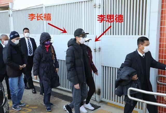 另一辆则坐着李嘉诚的大儿子李泽钜和妻子王俪桥,还有 长孙女李思德
