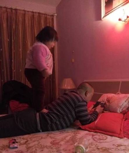 爸爸在卧室哄娃睡觉,妈妈推开门看到的一幕,直呼爸爸"
