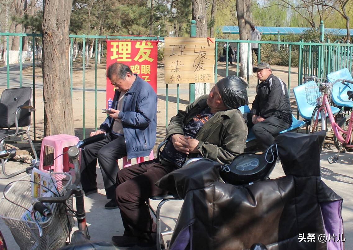 62岁老人为了和孙子团聚在北京街头理发 让人看了心酸