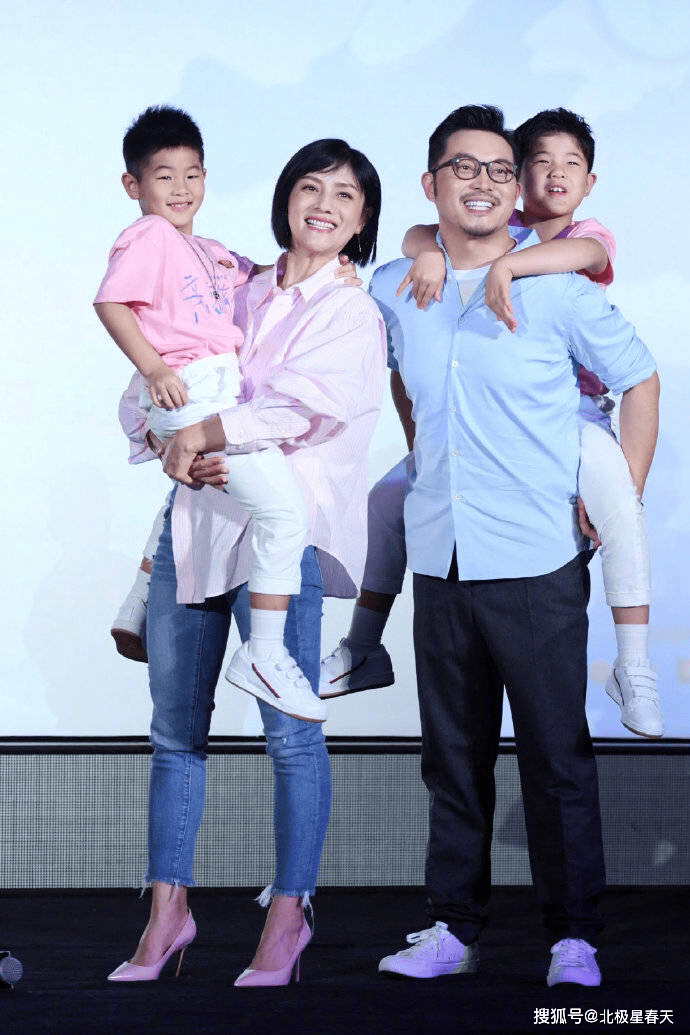 沙溢一家四口走机场,安吉身高快赶上妈妈,小鱼儿还是那么活泼