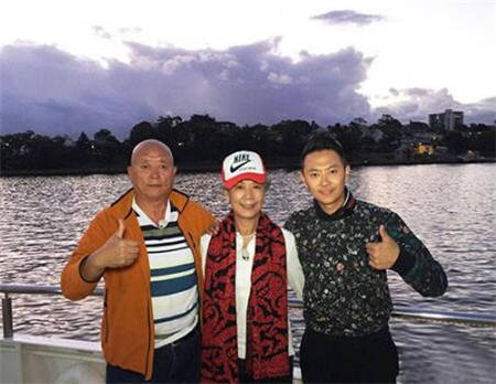 一个多月后,印平平的病情得到控制,印小天和母亲将父亲接回家.