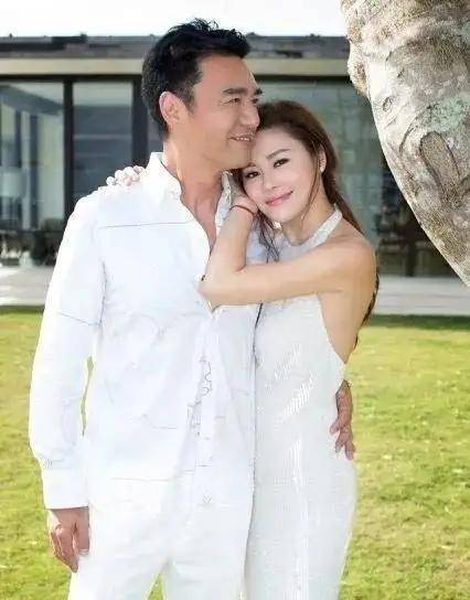 钟镇涛携老婆高调亮相,范姜穿黑色流苏裙配短靴,气质不输名媛