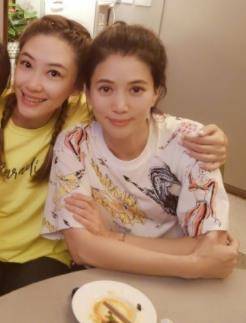 谢娜袁咏仪应采儿深夜约饭,2人发博暗含玄机,看到照片