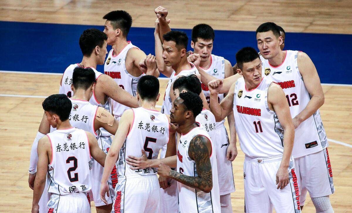 广东宏远队成功拿出了4名内线的巨头,外加上后卫线的4大主力以及
