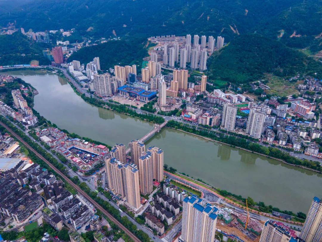 在三明市区16公里长的沙溪河面上,一共有两座浮桥,先后出现在列西