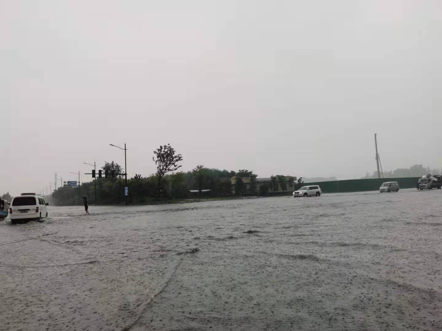 今天下午,郑州主城区突然下起了暴雨,一小时之内从南三环到东三环,从