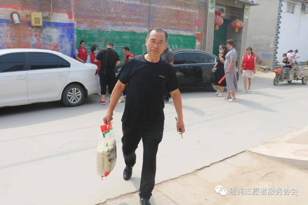 隆尧志愿者服务协会迎七一办实事关爱困难群众老党员