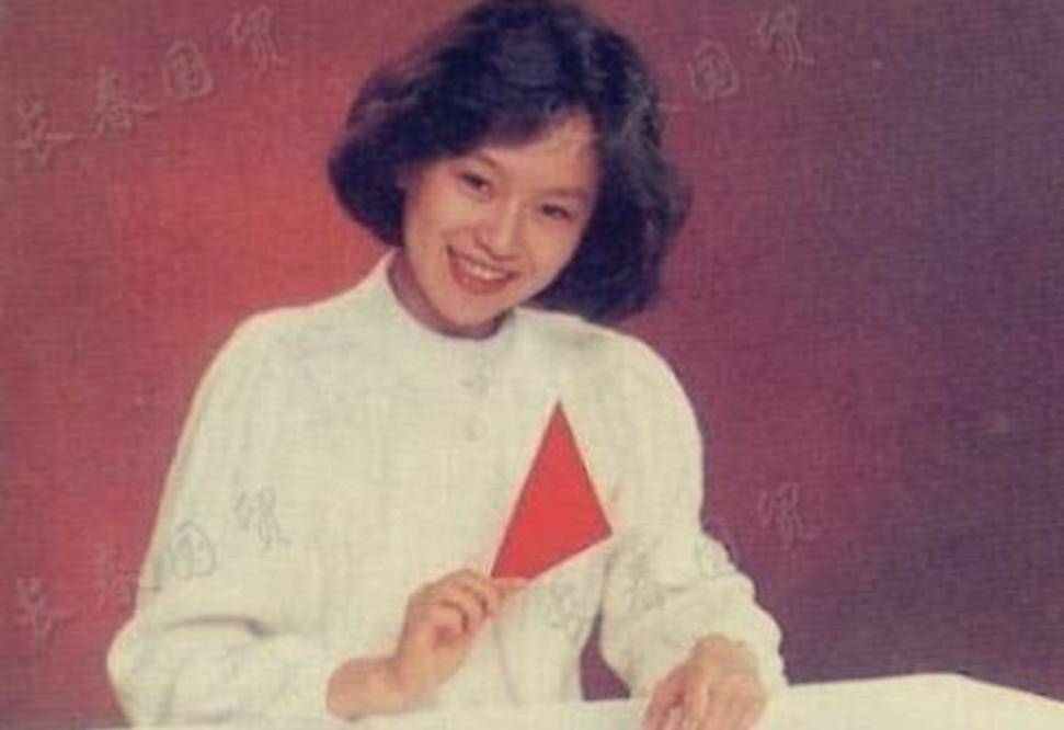 只是,谁不年轻了?最近曝光了一组鞠萍妹子1990年拍的老照片.