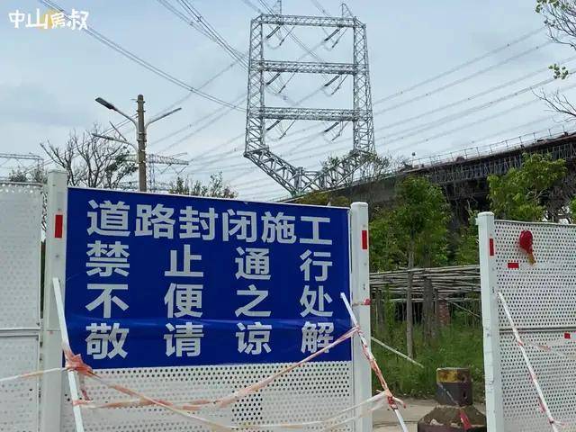 不过,由于道路施工,现场立起了围挡,上面挂有"道路封闭施工"告示