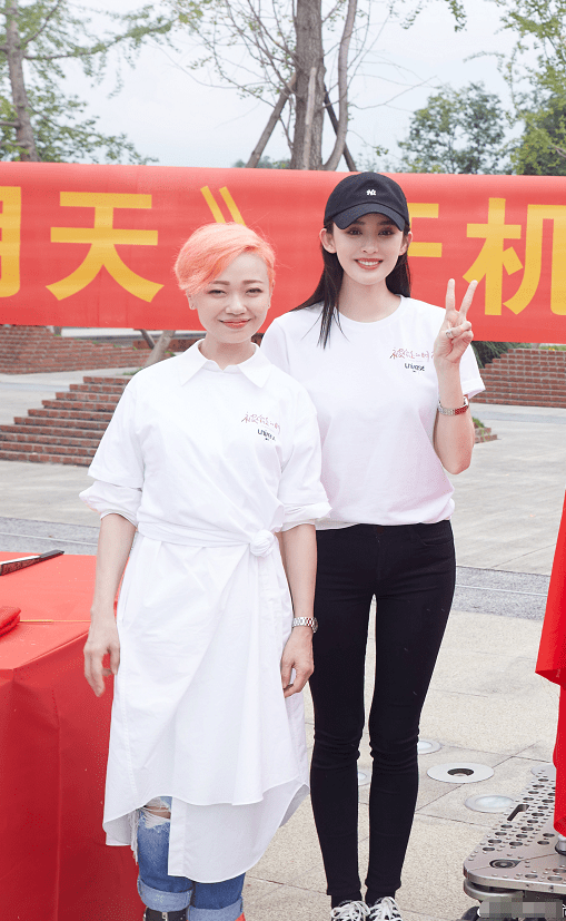 原创古力娜扎新剧开机状态超好!穿白t恤搭紧身裤又高又瘦身材绝了
