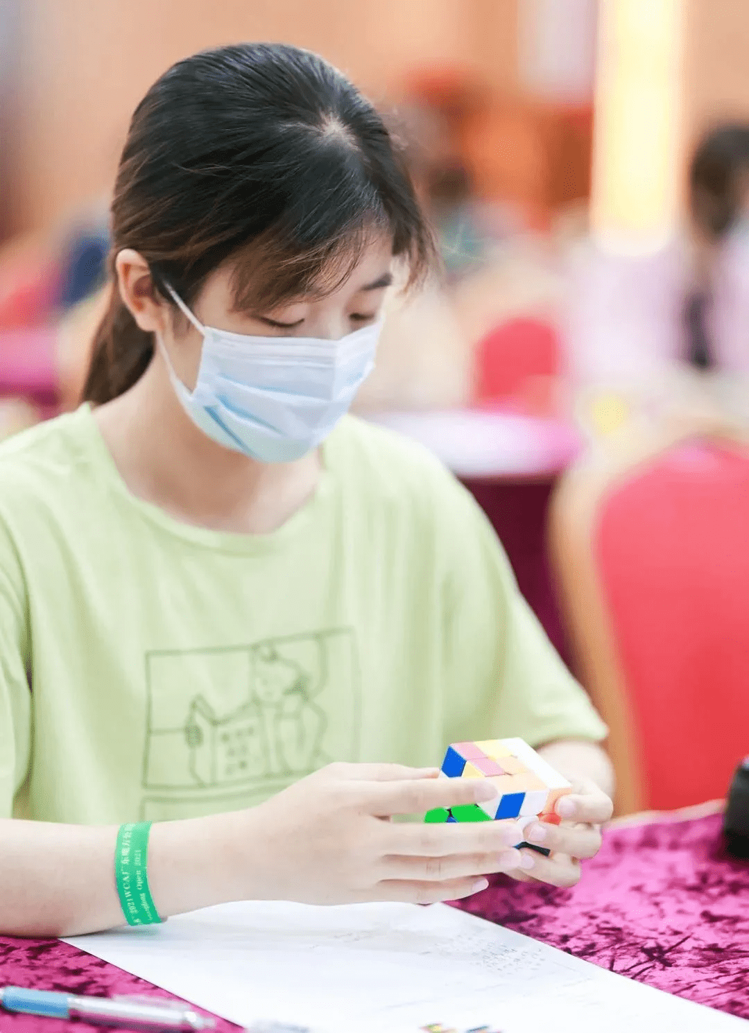 温州姑娘刷新魔方最少步项目亚洲纪录_刘伊玮