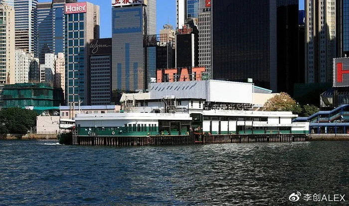湾仔天星码头即湾仔渡轮码头,位于香港岛的湾仔,临近香港会议展览中心