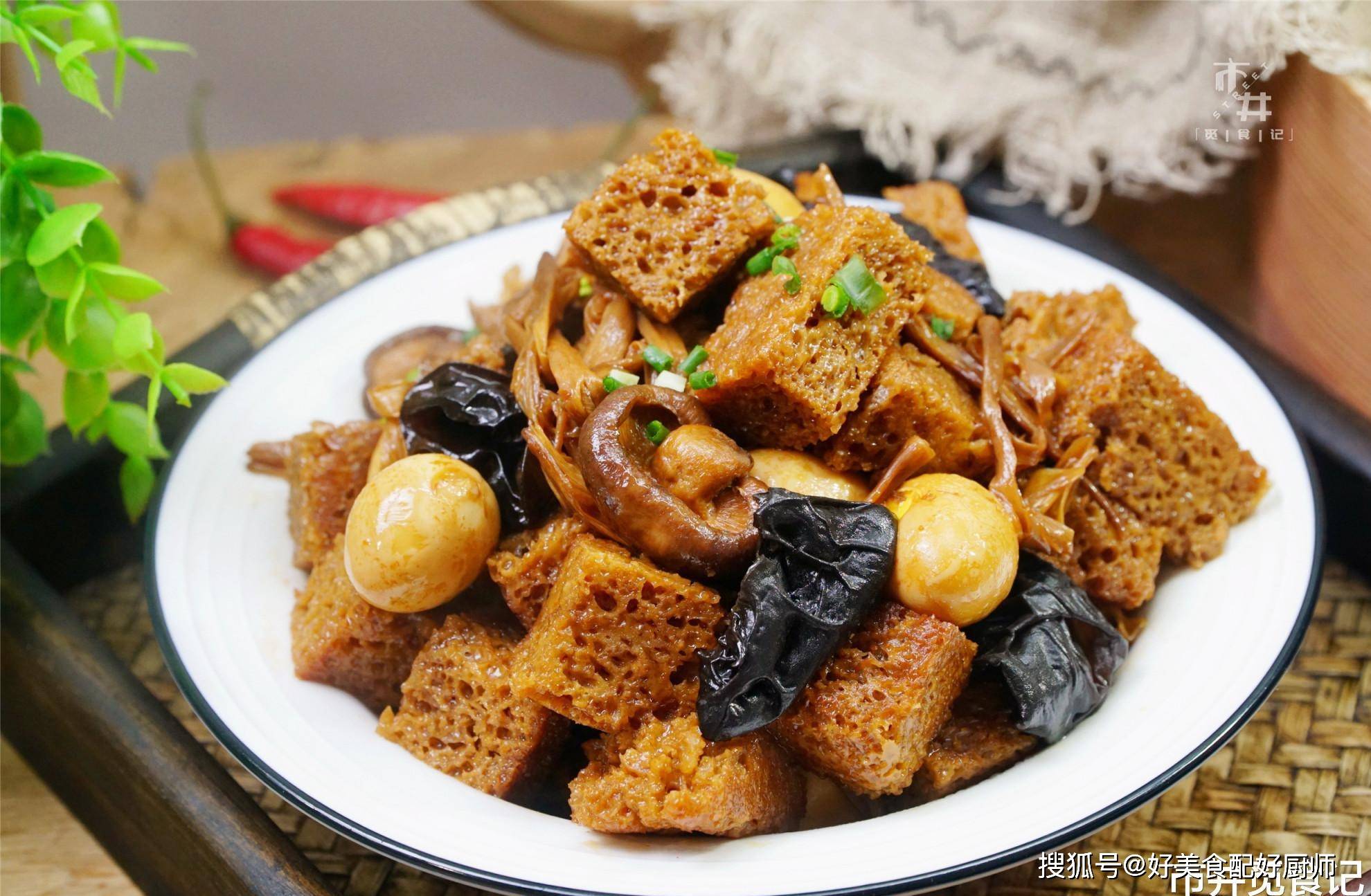 这菜,是上海的招牌菜,寓意家中男丁取得高就,浓油赤酱味道十足_烤麸