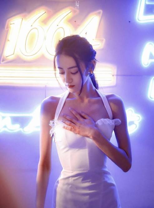 迪丽热巴穿包臀裙秀小蛮腰活动人气火爆直播三连拍电力十足