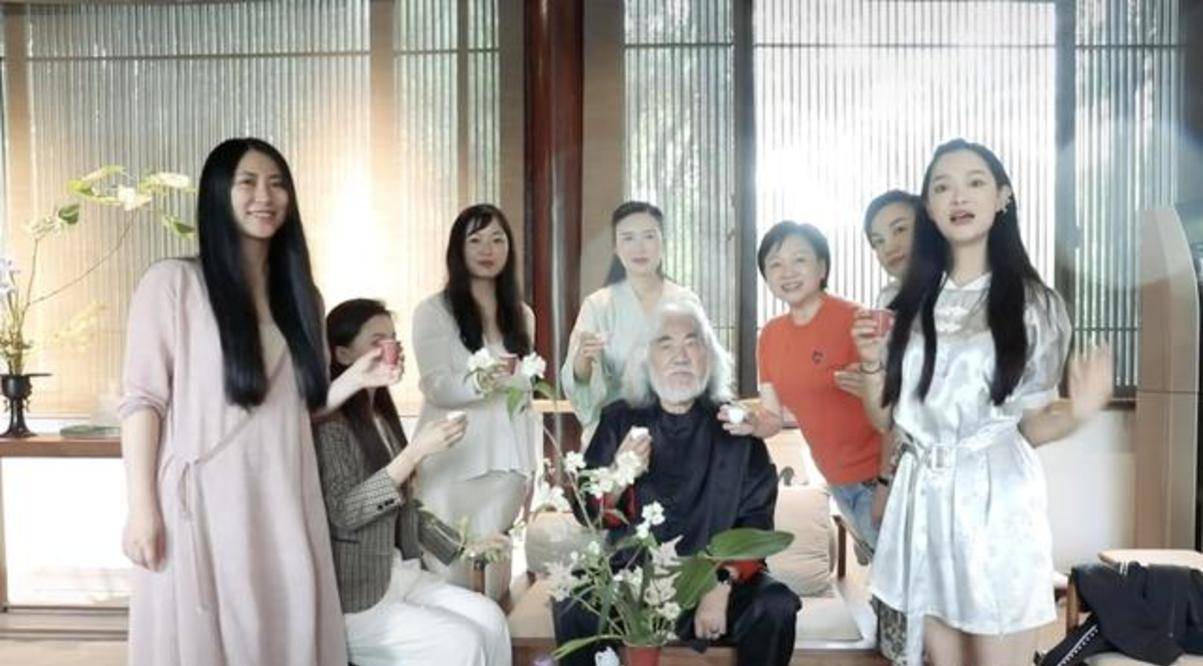 张纪中70岁大寿阵仗大,一家五口像三代同堂,身边美女围绕齐祝寿?