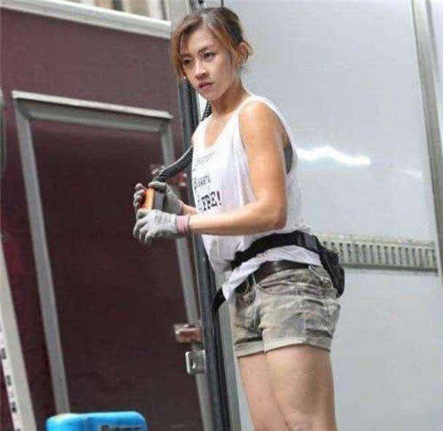 原创那个香港最美搬运工朱芊佩与内地富二代牵手后活成了这样
