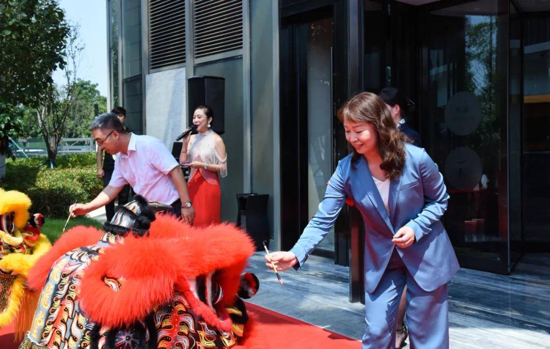 颐城控股有限公司党委委员,总会计师荣建军,航程天地置业总经理郭鸿蕾