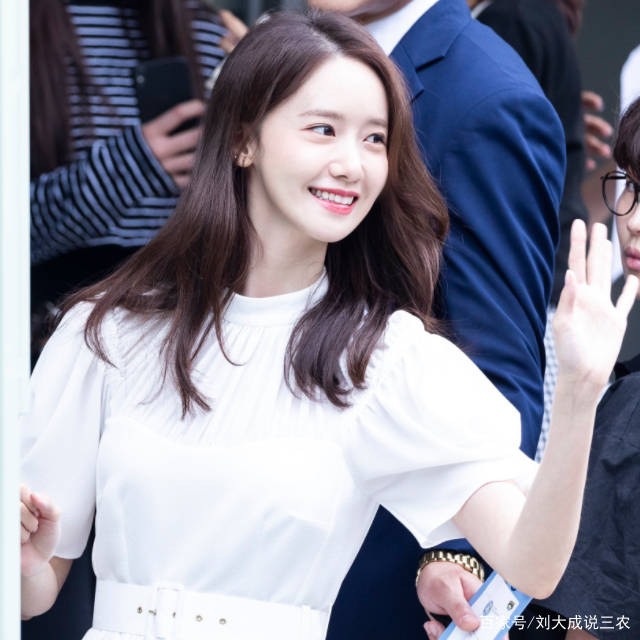 林允儿上身仙女裙,微笑的一瞬间,镜头无法逃离