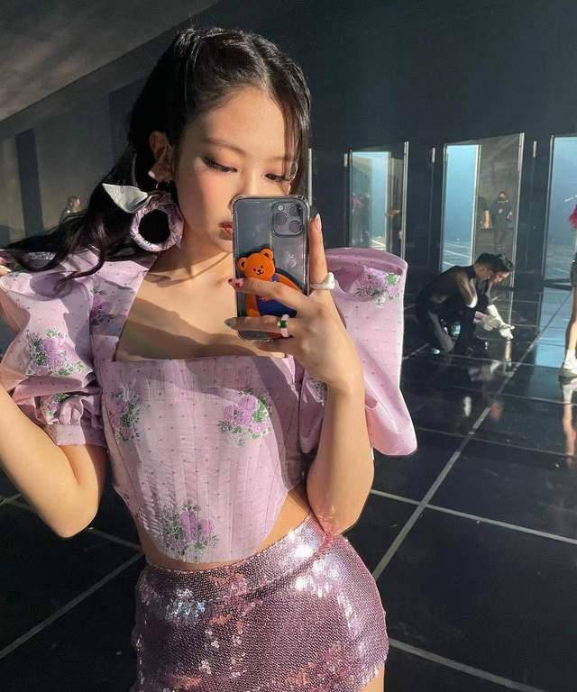 blackpink精修图翻车,jennie自拍忘了p镜子,暴露臀腿比