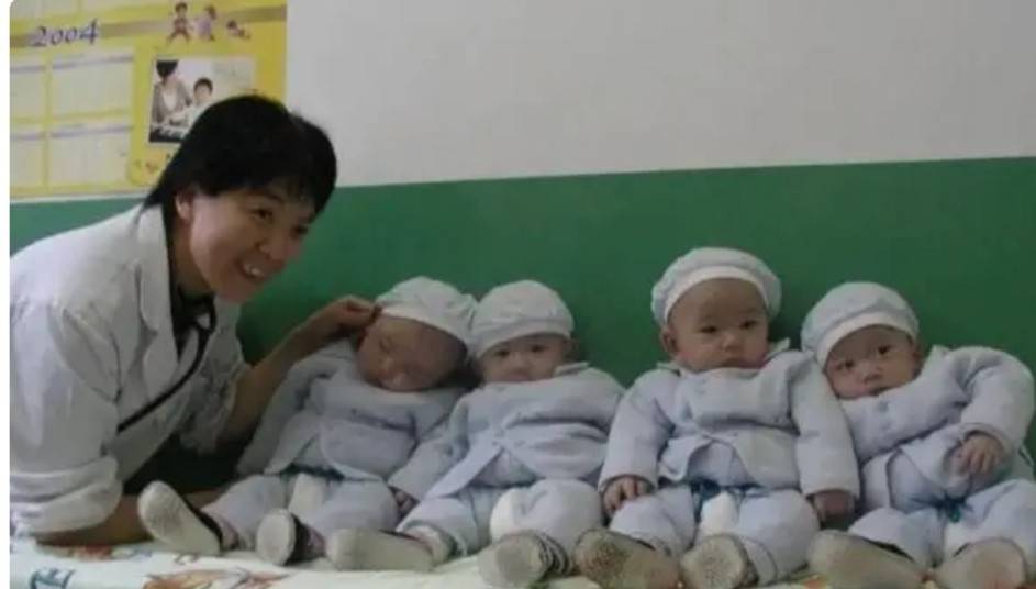 原创河南夫妻第三胎生下四胞胎儿子爸爸接受采访又哭又笑取名梵荣昌晟