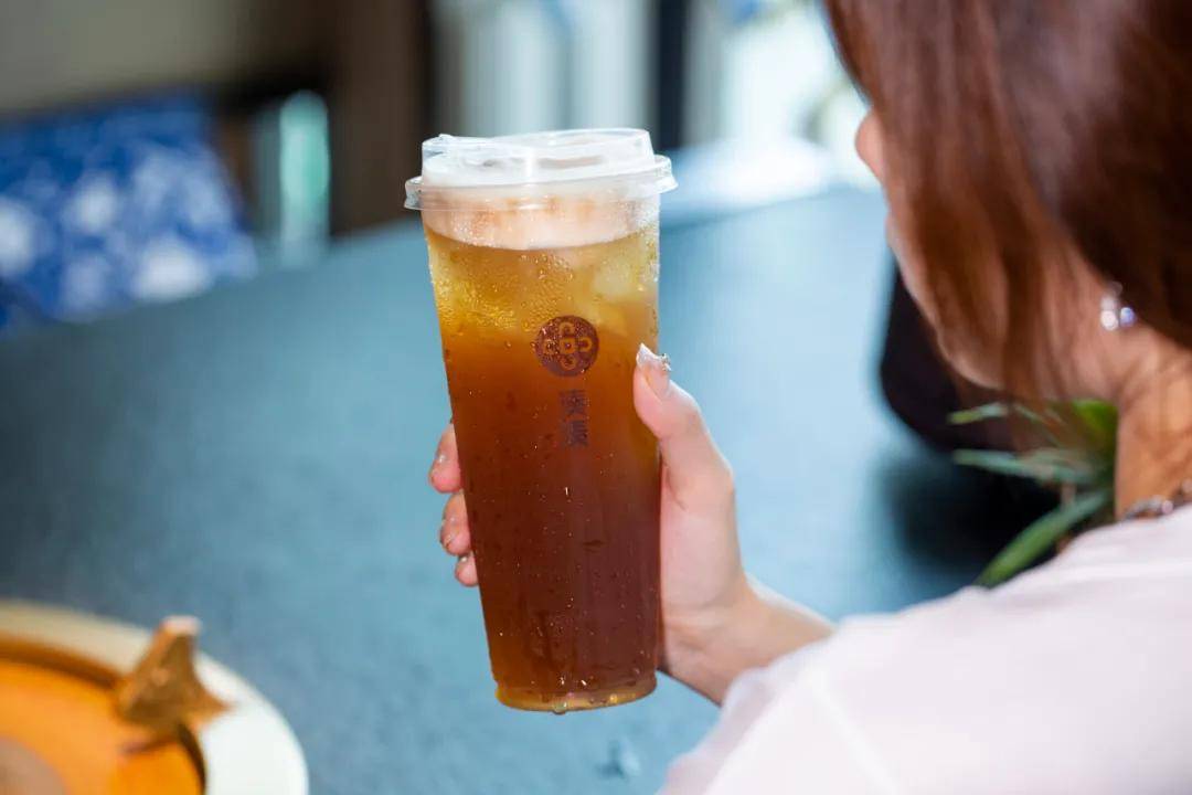 丝不苟的匠人精神 ···  · 桃啤一夏 ·  夏季晚市限定的微醺茶饮