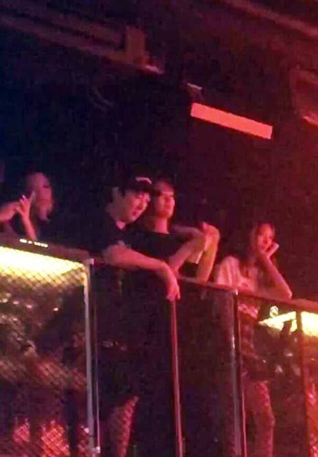 王思聪夜店被网友偶遇,身旁长发美女吸睛_郑恺